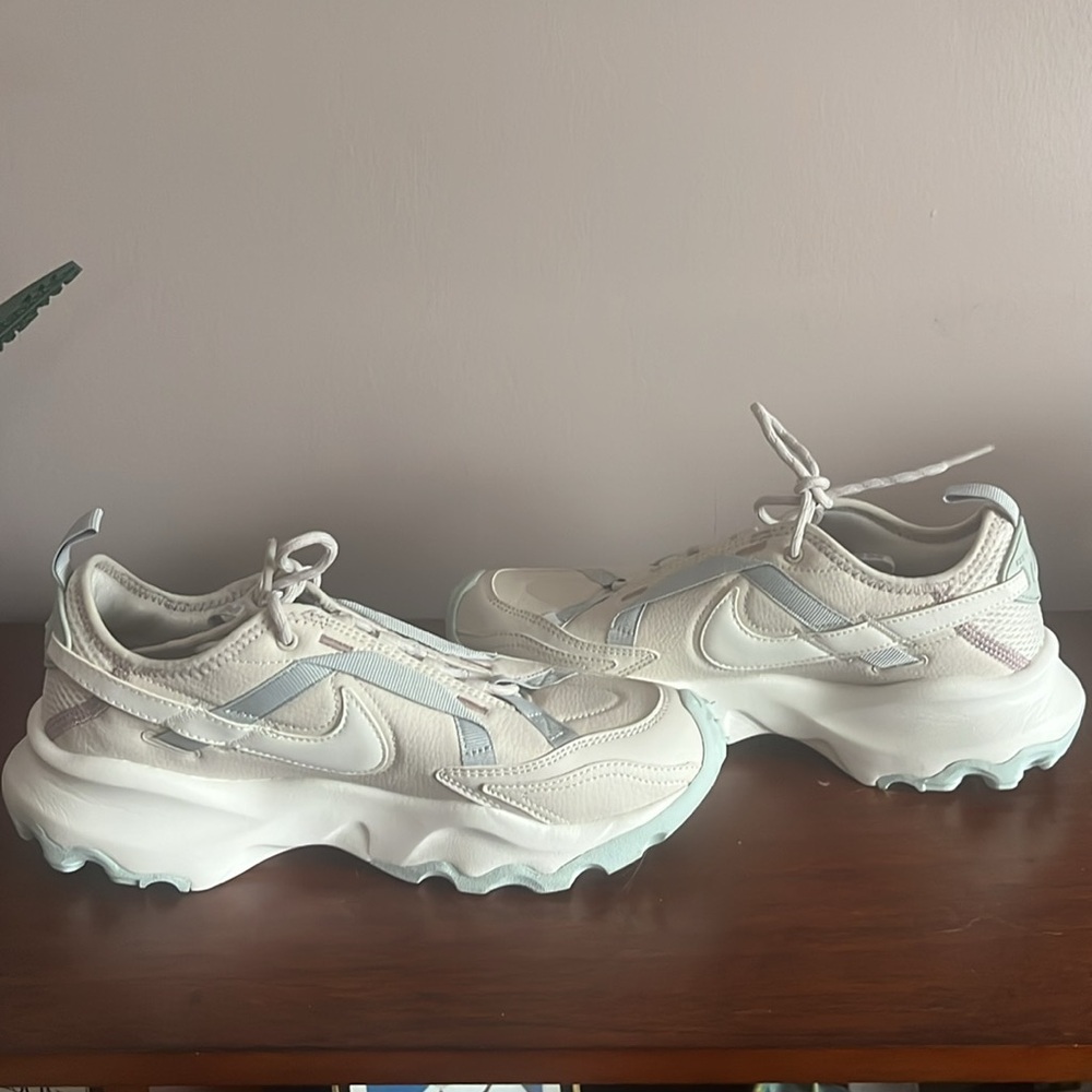 Nike TC 7900 in Light Orewood Taupe - Picture 3 of 7